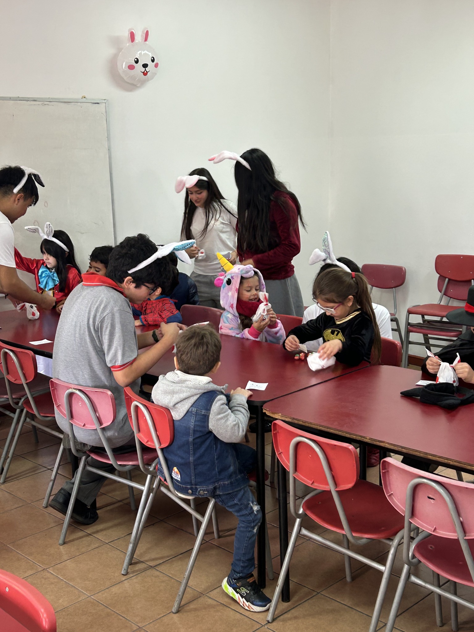 ¡El apadrinamiento de nuestros queridos estudiantes de 4° medio a los pequeñitos de Kínder! 2025 - 492709326_1158783826044608_2338036173345056199_n.jpg